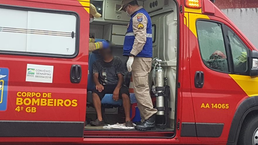 Homem é agredido e socorrido pelo Siate na Rua Beija-Flor, no Bairro Floresta