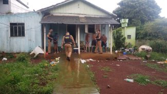 Após denúncia de tráfico, PM faz arrastão em residência abandonada