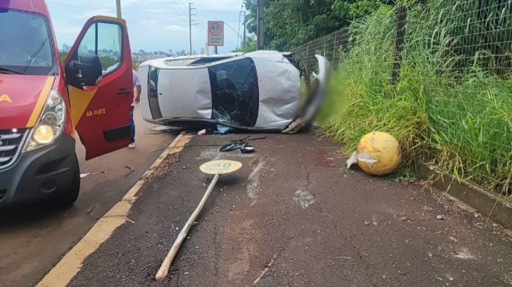 Corolla capota após atravessar avenida e ‘rampar’ canteiro central em Toledo