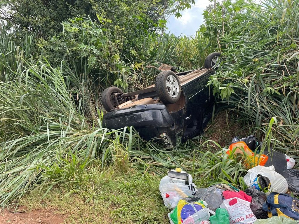 Motorista perde controle do carro ao desviar de buraco e capota entre Jandaia do Sul e Bom Sucesso