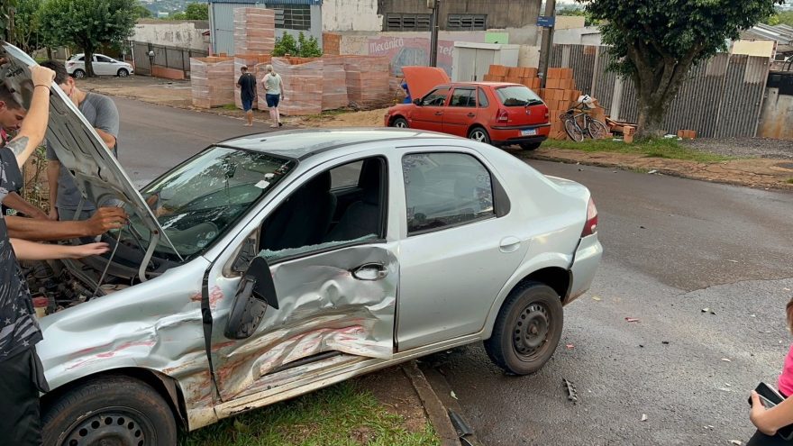 Mulher fica ferida em forte colisão de trânsito no Bairro Brasília
