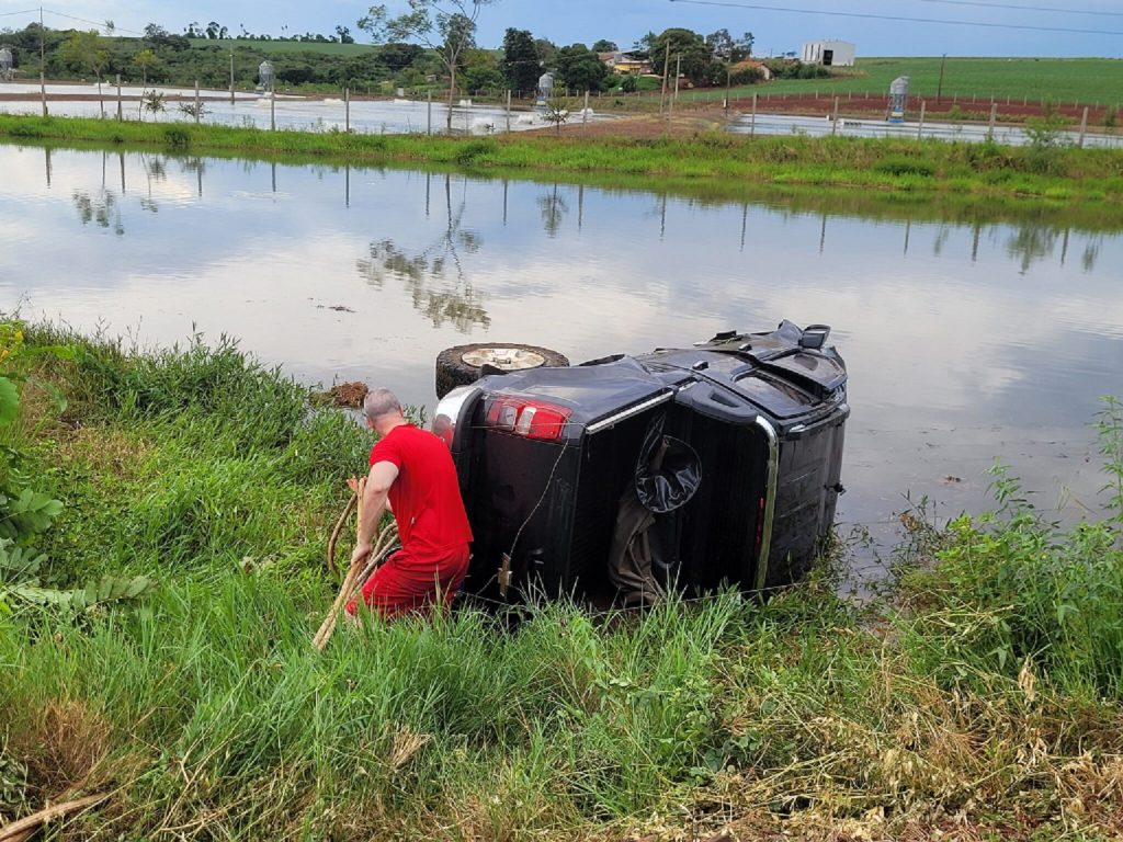 Caminhonete S-10 cai em açude e homem morre no interior de Nova Santa Rosa