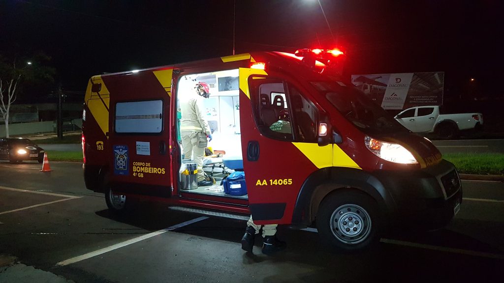 Mulher que supostamente foi atropelada é socorrida pelo Siate na Avenida Rocha Pombo