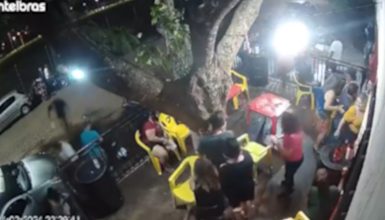 Imagem referente a Homicídio no Jardim Colonial: câmera flagra confusão e tiroteio em bar