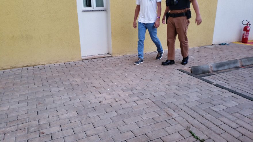 Com som alto e dirigindo sem cinto de segurança, rapaz é preso pela PM
