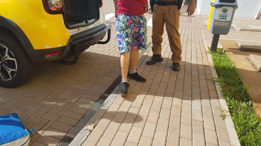 Já começou errado: homem é preso após ameaçar ‘ficante’ e filho de morte