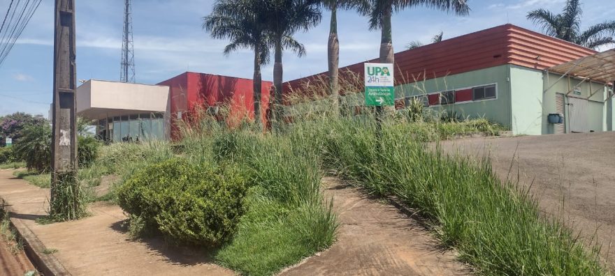 Pacientes estão preocupados com o matagal na UPA Veneza