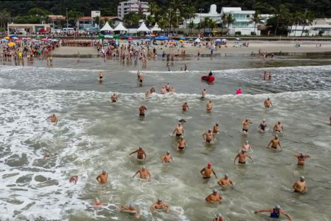 Imagem referente a Circuito Paranaense de Águas Abertas reúne 450 atletas na Praia Central de Guaratuba