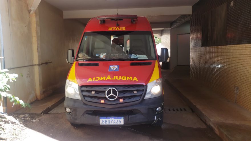 Homem é socorrido pelo Siate após cair de bicicleta na Rua Recife