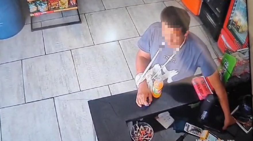 Sem medo de estar sendo filmado, ladrão furta celular em estabelecimento no Santa Cruz
