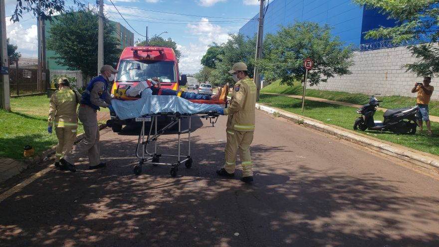 Homem fratura o braço após colisão entre duas motos na Rua Topázios
