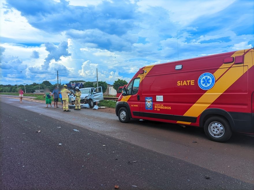 Batida entre Monza, Meriva e caminhão deixa dois feridos e interrompe trânsito na PRc-467