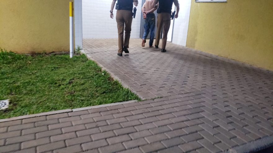 Homem é preso após agredir companheira e ameaçar vizinhos no Santos Dumont