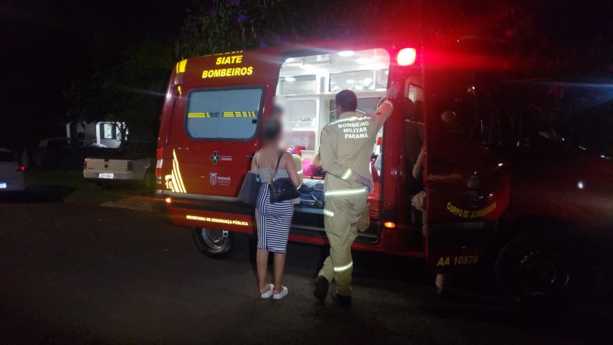 Mulher sofre luxação nos dois joelhos ao pular na cama elástica durante festa