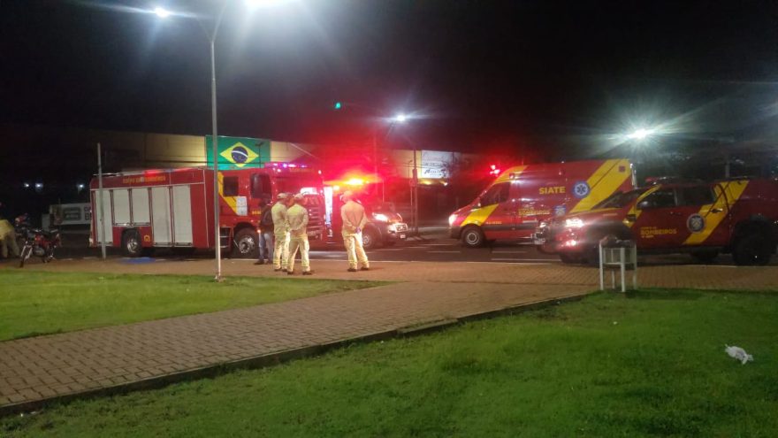 Motociclista fica ferido em acidente com ambulância do Siate na Avenida Brasil