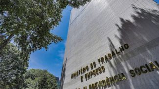 Prazo para empresas entregarem relatório salarial termina nesta quinta