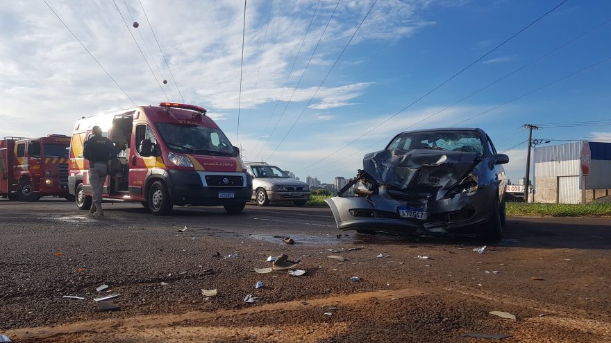 Forte colisão entre carro e caminhão é registrada na rodovia PRc-467