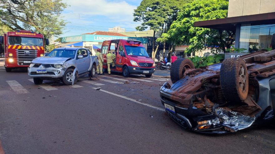 Ranger capota após forte colisão com L200 na Rua Mato Grosso, no Centro