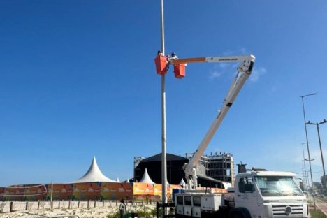 Com superpostes, Estado começa instalar novo sistema de iluminação na Orla de Matinhos