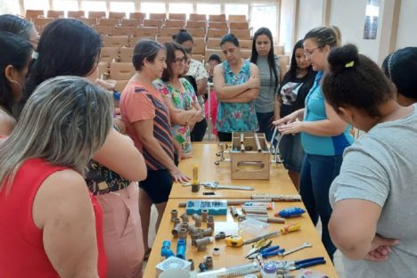 Em Centenário do Sul, mulheres recebem capacitação em hidráulica da Sanepar