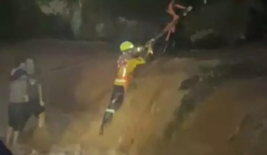 Tromba d’Água surpreende e arrasta jovens em cachoeira; Assista