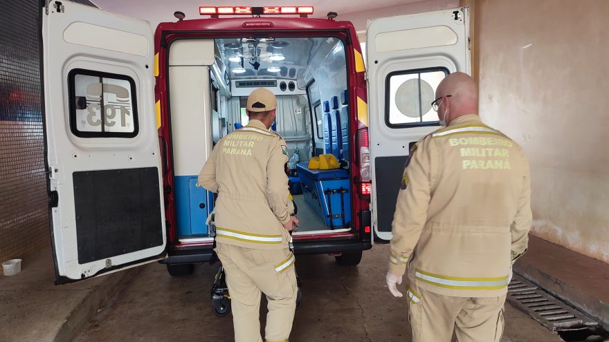 Homem é socorrido pelo Siate após cair de caminhão