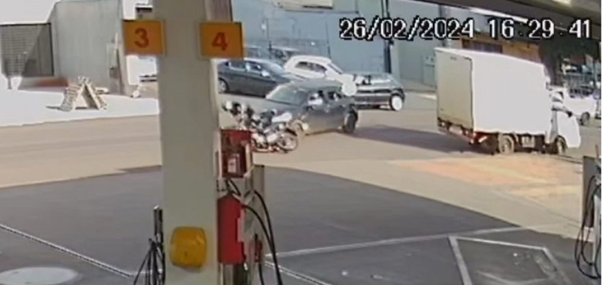 Câmera registra acidente que deixou motociclista ferido no São Cristóvão