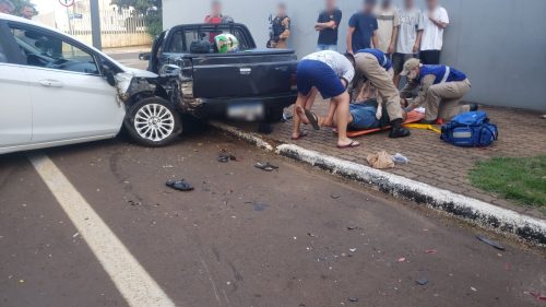 Dois homens são atropelados durante troca de pneu na Avenida Rocha Pombo