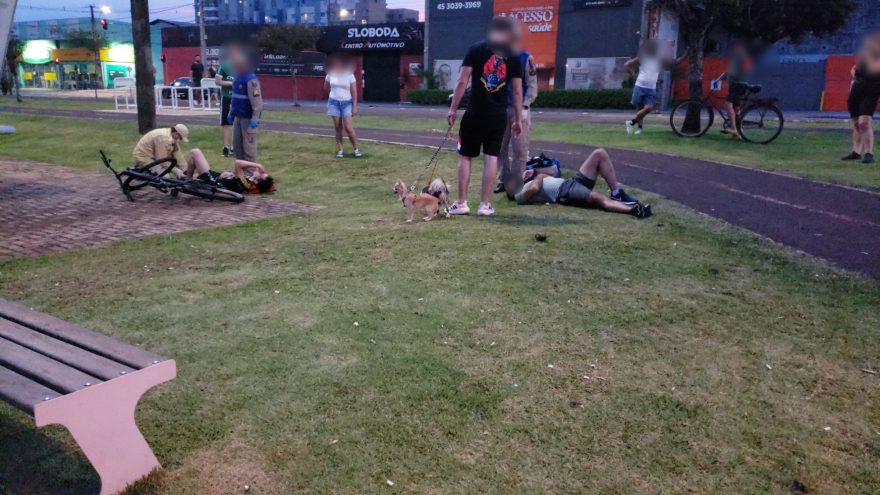 Dois homens ficam feridos em acidente entre duas bicicletas na Avenida Tancredo Neves