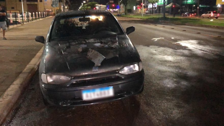 Princípio de incêndio é registrado em veículo Siena no São Cristóvão