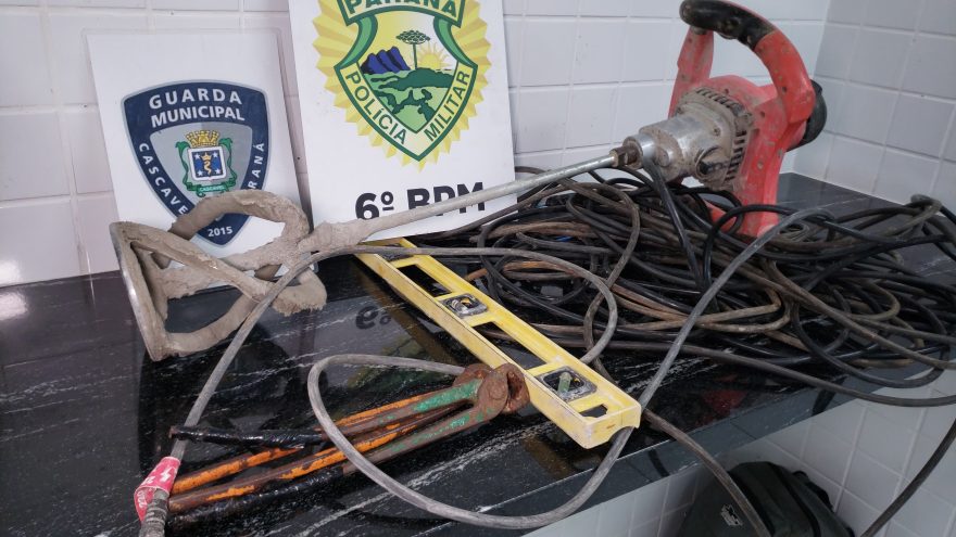 Dupla é contida por populares após furto em contêiner de obra no Cascavel Velho