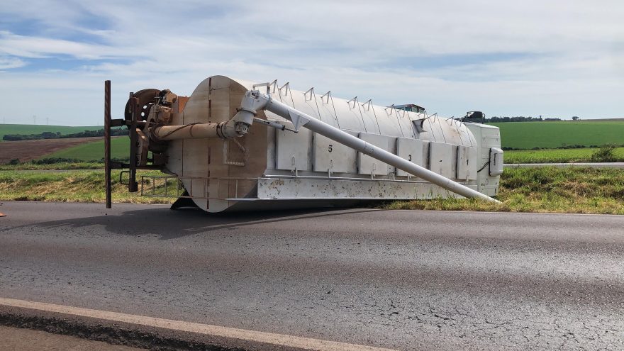 Após ser fechado por outro caminhão, motorista sai da pista e tomba veículo na BR-163