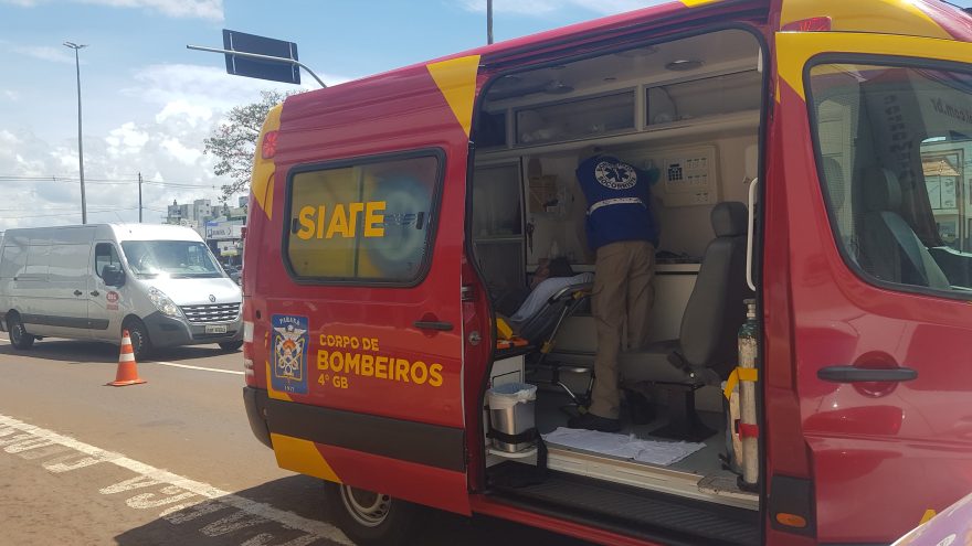 Entregador é socorrido pelo Siate após acidente na Avenida Tancredo Neves