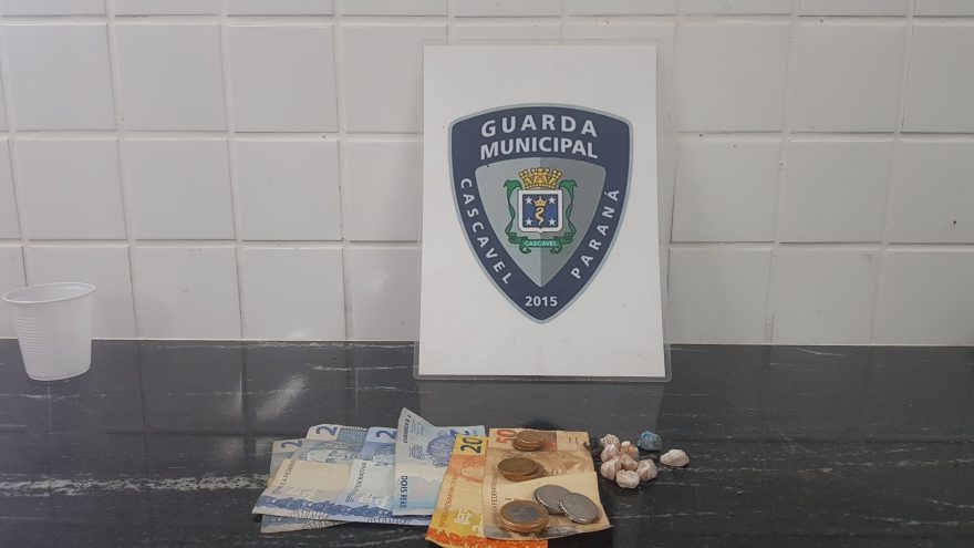Adolescente é apreendido com 10 pedras de crack no Terminal Leste