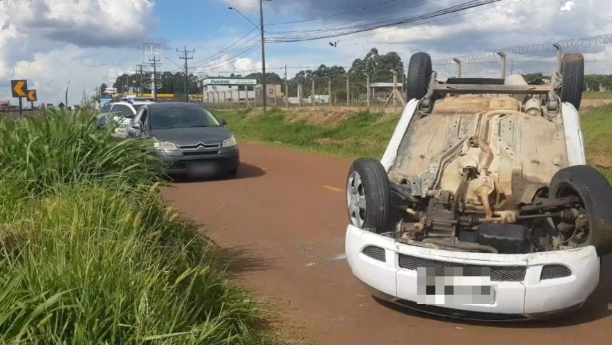 Mulher fica ferida após capotamento na marginal da BR-277, nas proximidades do Aeroporto de Cascavel
