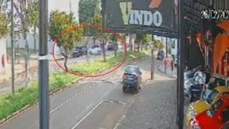 Câmera registra homens sendo atropelados na Avenida Rocha Pombo