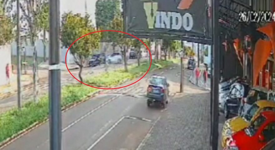 Câmera registra homens sendo atropelados na Avenida Rocha Pombo