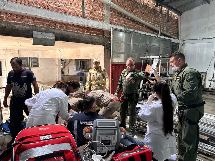 Homem de 48 anos cai de telhado e é salvo em tempo recorde