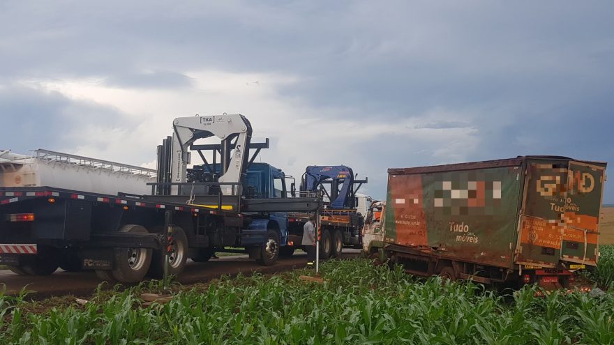 Caminhão tomba após saída de pista na BR-163 em Cascavel