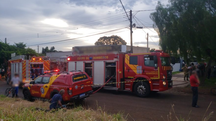 Bombeiros combatem incêndio em comércio no Santos Dumont