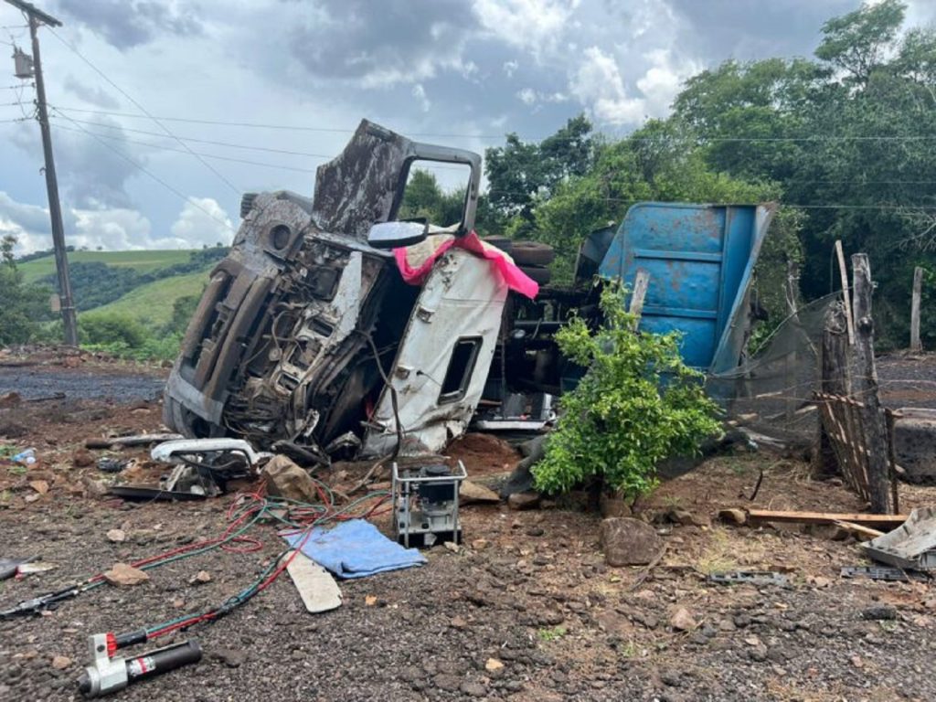 Motorista fica ferido após acidente com caminhão em Ampére Motorista fica ferido após acidente com caminhão em Ampére