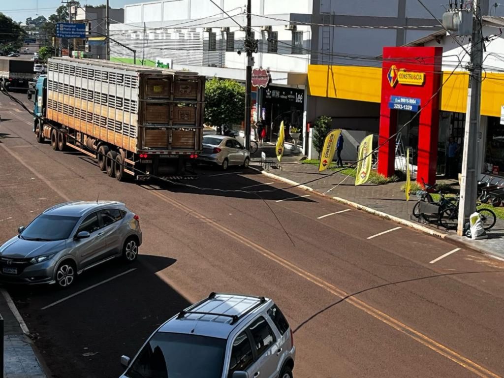 Carreta passa pelo centro da cidade de Nova Santa Rosa e arranca fios e cabos Carreta passa pelo centro da cidade de Nova Santa Rosa e arranca fios e cabos