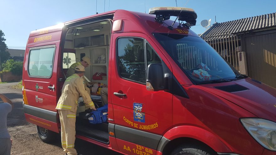 Ao tentar subir com carriola em caçamba, mulher sofre queda e fica ferida