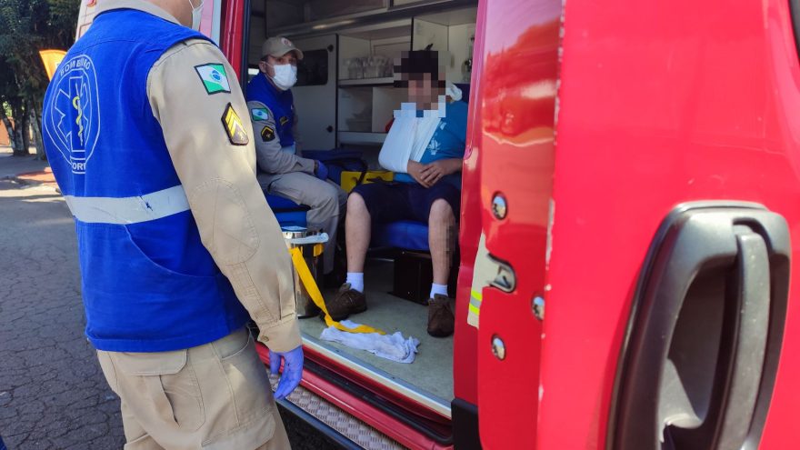 Garupa fica ferido em acidente de moto na Rua Paranaguá