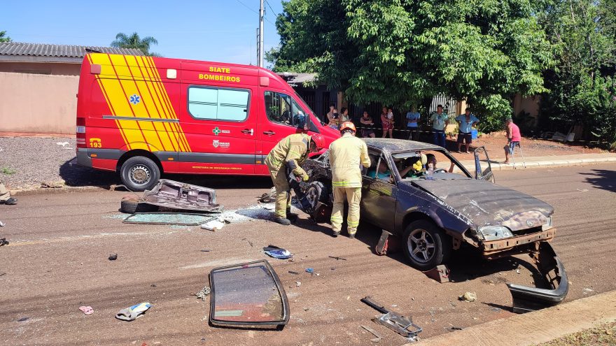 Quatro veículos se envolvem em colisão no Bairro Floresta e nove pessoas ficam feridas