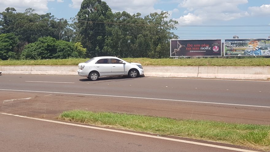 Motorista perde o controle da direção e bate carro contra mureta na rodovia PRc-467