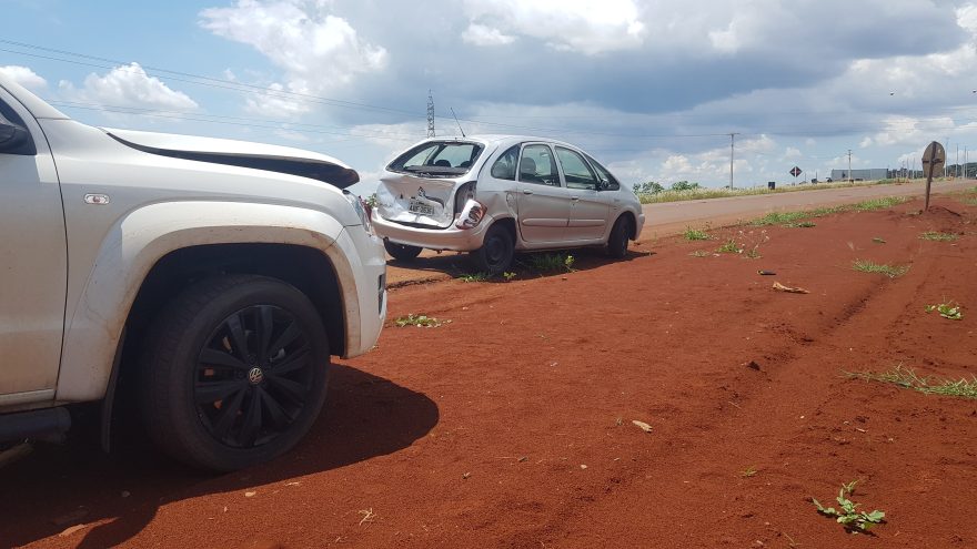 Xsara Picasso é atingido na traseira por Amarok na rodovia PR-486