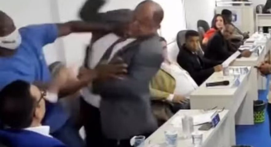 Vereadores trocam socos e Sessão da Câmara é encerrada