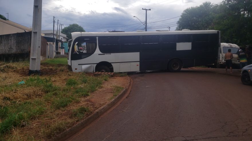 Havia um buraco no meio do caminho: ônibus fica atravessado na rua após cair em buraco de poste