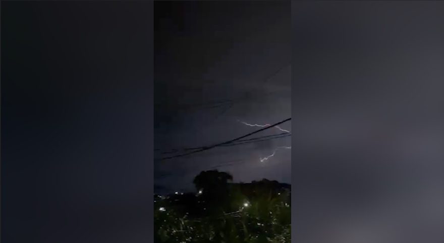 Imagens impressionantes mostram raios e ruas alagadas em temporal na região Sudoeste